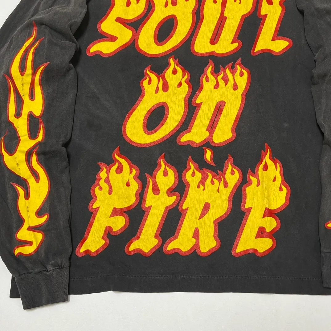 SAINT Mxxxxxx LS TEE/SOUL ON FIRE/BLK Soul flame/flame long sleeves, washed black S-XL, look for cylindrical fabrics with no side seams, don’t buy open ones anymore, boring Assute ready-made garments dyed, sprayed the whole thing with horse-hair spray, and then sprayed again to fade the color, the collar and cuffs are frayed, many places are torn, super large printing position, very difficult to print, complete accessories, with little angel anti-counterfeiting label